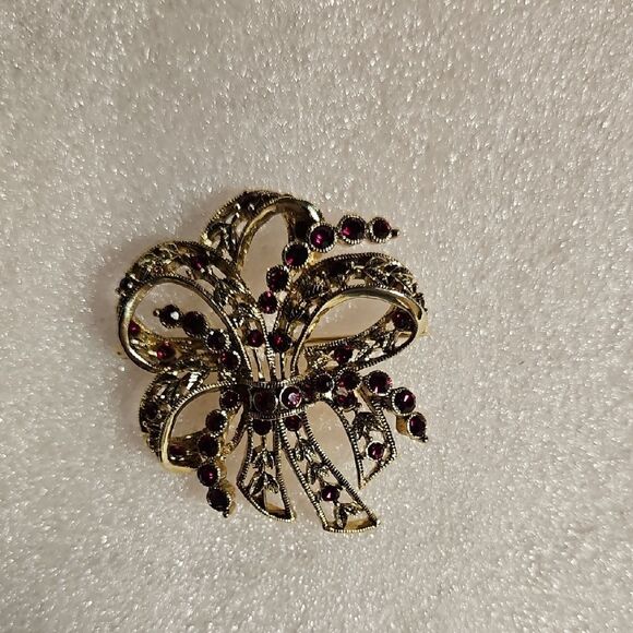 Vintage Signed Monet Ruby Red Rhinestones Bow Flower Goldtone Leaves Brooch Pin - Picture 2 of 5